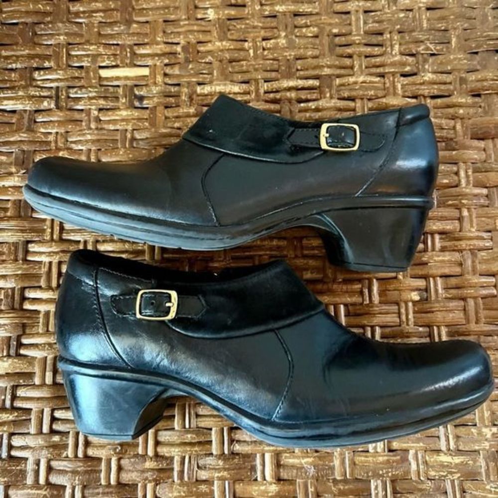 Clarks‎ Heeled black  ankle boots Bootie Side zipper suede Accent  6.5